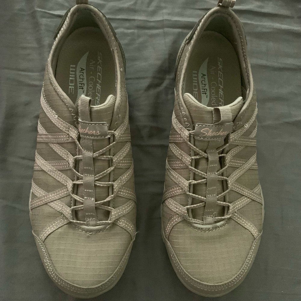 NEW Womens Skechers Sneakers - Sz 7W